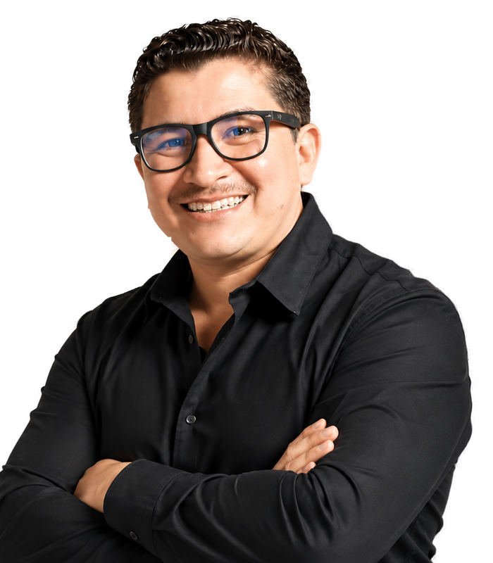 El Profesor Santos Rivera, sonriendo con los brazos cruzados